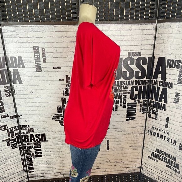 Grammy Store Simply Sporty Red Latin Grammy Graphic Scoop Neck Short Sleeve Tee - Picture 2 of 6